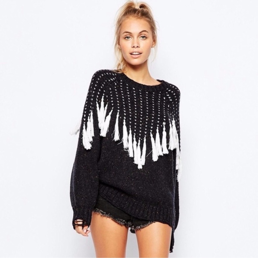 WILDFOX “Effie” charcoal grey crew neck sweater with tassels Size Medium
